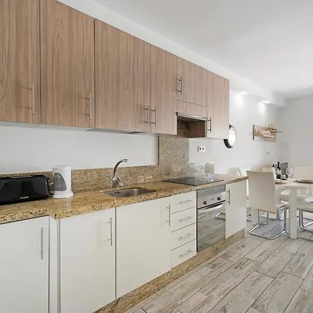 アパート Island Village Heights アデヘ