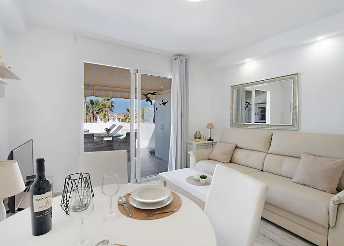 Island Village Heights شقة