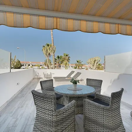 Island Village Heights Apartmán *